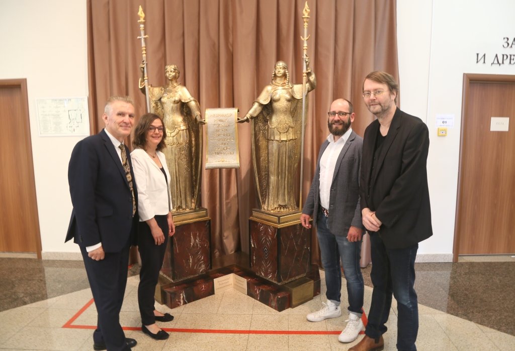 Vladimir Bodganovskij (li.), Direktor des Landesmuseums in Tscheljabinsk, begrüßte den Besuch aus Solingen: Dr. Isabel Immel, Dr. Sixt Wetzler und Ralf Rogge (re.). (Foto: © Sergej Lepke)