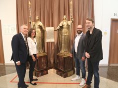 Vladimir Bodganovskij (li.), Direktor des Landesmuseums in Tscheljabinsk, begrüßte den Besuch aus Solingen: Dr. Isabel Immel, Dr. Sixt Wetzler und Ralf Rogge (re.). (Foto: © Sergej Lepke)