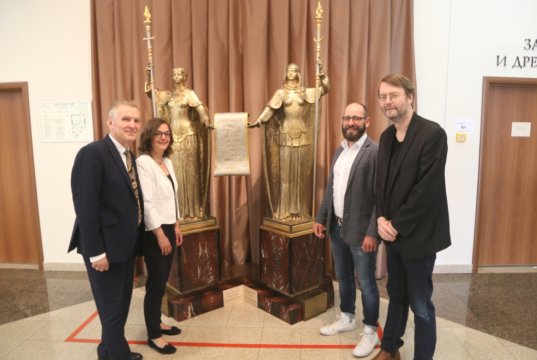 Vladimir Bodganovskij (li.), Direktor des Landesmuseums in Tscheljabinsk, begrüßte den Besuch aus Solingen: Dr. Isabel Immel, Dr. Sixt Wetzler und Ralf Rogge (re.). (Foto: © Sergej Lepke)
