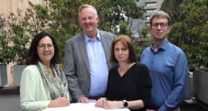 15 Jahre Sozialpädiatrisches Zentrum am Klinikum Solingen 15 Jahre Sozialpädiatrisches Zentrum am Klinikum Solingen: v.li. Martina Zsack-Möllmann (Aufsichtsrat des Klinikums), Prof. Dr. Martin Eversmeyer (Geschäftsführer des Klinikums), Dr. Ruth Klaeren (Leiterin SPZ) und Dr. Sven Propson (Chefarzt Kinderklinik). (Foto: © Bastian Glumm)