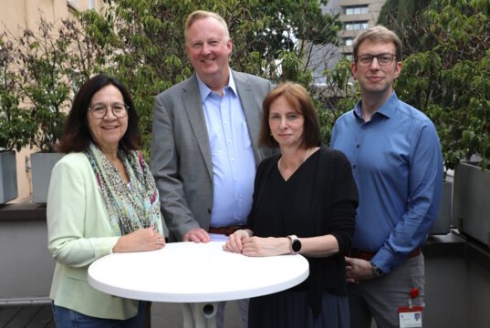 15 Jahre Sozialpädiatrisches Zentrum am Klinikum Solingen: v.li. Martina Zsack-Möllmann (Aufsichtsrat des Klinikums), Prof. Dr. Martin Eversmeyer (Geschäftsführer des Klinikums), Dr. Ruth Klaeren (Leiterin SPZ) und Dr. Sven Propson (Chefarzt Kinderklinik). (Foto: © Bastian Glumm)