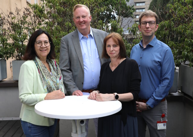 15 Jahre Sozialpädiatrisches Zentrum am Klinikum Solingen: v.li. Martina Zsack-Möllmann (Aufsichtsrat des Klinikums), Prof. Dr. Martin Eversmeyer (Geschäftsführer des Klinikums), Dr. Ruth Klaeren (Leiterin SPZ) und Dr. Sven Propson (Chefarzt Kinderklinik). (Foto: © Bastian Glumm)