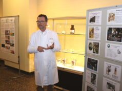 175 Jahre Anästhesie: Prof. Dr. Thomas Standl, Chefarzt der Anästhesie im Klinikum Solingen, eröffnete jetzt eine kleine Ausstellung zum Jubiläum. (Foto: © Bastian Glumm)