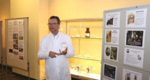 175 Jahre Anästhesie: Prof. Dr. Thomas Standl, Chefarzt der Anästhesie im Klinikum Solingen, eröffnete jetzt eine kleine Ausstellung zum Jubiläum. (Foto: © Bastian Glumm)