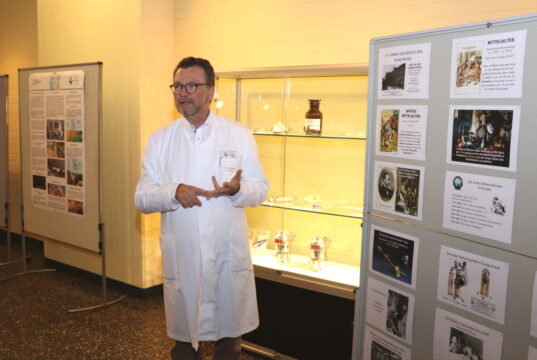 175 Jahre Anästhesie: Prof. Dr. Thomas Standl, Chefarzt der Anästhesie im Klinikum Solingen, eröffnete jetzt eine kleine Ausstellung zum Jubiläum. (Foto: © Bastian Glumm)