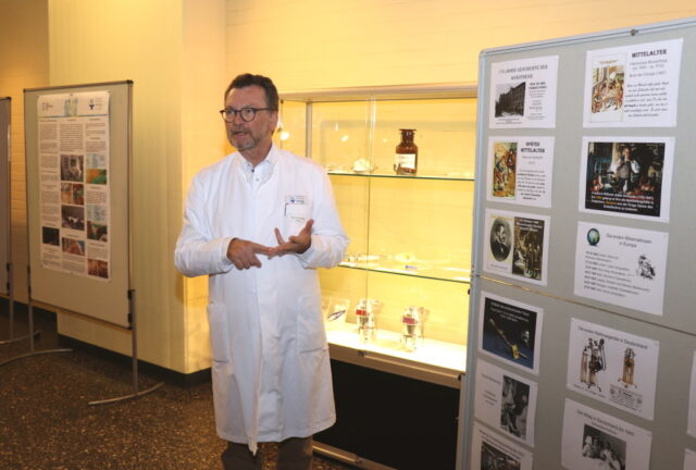 175 Jahre Anästhesie: Prof. Dr. Thomas Standl, Chefarzt der Anästhesie im Klinikum Solingen, eröffnete jetzt eine kleine Ausstellung zum Jubiläum. (Foto: © Bastian Glumm)