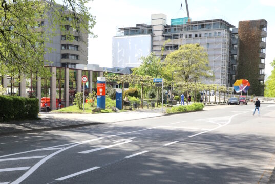 Neu geregelt: Die Zufahrt zur Zentralen Notaufnahme am Klinikum Solingen erfolgt nun über eine separate Linksabbiegerspur an der Gotenstraße, zur besseren Trennung von Rettungs- und Baustellenverkehr. (Foto: © Bastian Glumm)