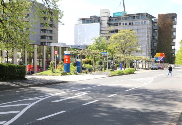 Neu geregelt: Die Zufahrt zur Zentralen Notaufnahme am Klinikum Solingen erfolgt nun über eine separate Linksabbiegerspur an der Gotenstraße, zur besseren Trennung von Rettungs- und Baustellenverkehr. (Foto: © Bastian Glumm)