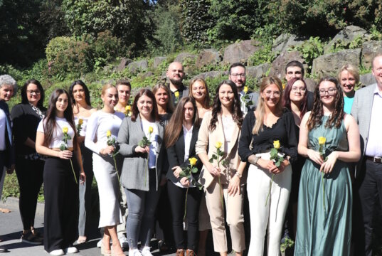 14 Auszubildende der Akademie für Gesundheitsberufe am Klinikum Solingen haben jetzt erfolgreich den ersten generalistischen Ausbildungslehrgang als Pflegefachfrau und Pflegefachmann bestanden. (Foto: © Bastian Glumm)