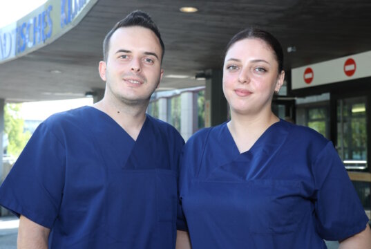 Semira und Ahmed Elmazi kommen aus Nordmazedonien. Die Eheleute arbeiten als anerkannte Pflegefachkräfte im Klinikum Solingen. (Foto: © Bastian Glumm)