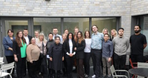 14 neue Pflegefachassistenten feiern ihr Examen an der Solinger Akademie für Gesundheitsberufe. Bewerbungen für den nächsten Kurs ab September sind bereits möglich. (Foto: © Bastian Glumm)