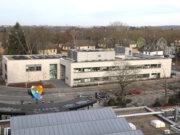 Neubau der Akademie für Gesundheitsberufe an der Gotenstraße: Der neue Standort gegenüber dem Klinikum bündelt Ausbildung und Fortbildung für Pflege-, Rettungs- und Assistenzberufe. Rund 13 Millionen Euro wurden in das Gebäude investiert. (Foto: © Bastian Glumm)