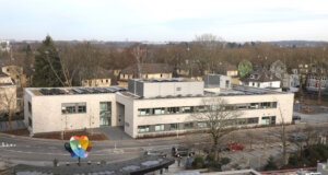 Neubau der Akademie für Gesundheitsberufe an der Gotenstraße: Der neue Standort gegenüber dem Klinikum bündelt Ausbildung und Fortbildung für Pflege-, Rettungs- und Assistenzberufe. Rund 13 Millionen Euro wurden in das Gebäude investiert. (Foto: © Bastian Glumm)