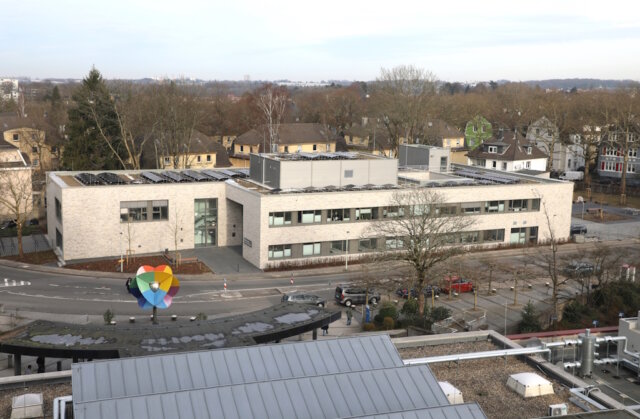 Neubau der Akademie für Gesundheitsberufe an der Gotenstraße: Der neue Standort gegenüber dem Klinikum bündelt Ausbildung und Fortbildung für Pflege-, Rettungs- und Assistenzberufe. Rund 13 Millionen Euro wurden in das Gebäude investiert. (Foto: © Bastian Glumm)