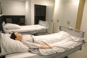 Praxisnahe Ausbildung: In den modern ausgestatteten Skills Labs können Auszubildende pflegerische Handgriffe und Versorgungssituationen realitätsnah trainieren. (Foto: © Bastian Glumm)