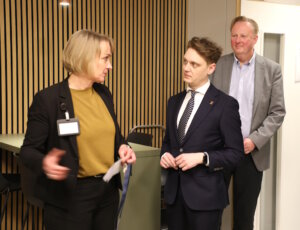 Akademie-Geschäftsführerin Susanne Wiechmann mit Oberbürgermeister Daniel Flemm und Klinikums-Geschäftsführer Prof. Dr. Martin Eversmeyer beim Rundgang durch die neuen Räumlichkeiten. (Foto: © Bastian Glumm)