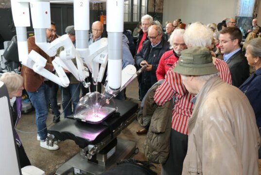 Am Mittwoch kam das OP-Robotersystem "DaVinci" auf Einladung des Solinger Klinikums zur Visite in die Alte Maschinenhalle in Solingen. (Foto: © Bastian Glumm)