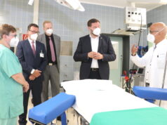 Schauten sich am Montag im um- und ausgebauten Ambulanten Operationszentrum im Klinikum um: v.li. AOZ-Mitarbeiterin Susanne Schumacher-Sondermann, die Klinikum Geschäftsführer Prof. Dr. Thomas Standl und Dr. Martin Eversmeyer, Oberbürgermeister Tim Kurzbach und AOZ-Funktionsoberarzt Michael Pandya. (Foto: © Bastian Glumm)