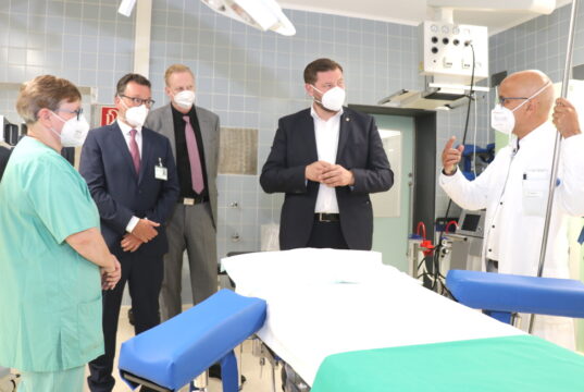 Schauten sich am Montag im um- und ausgebauten Ambulanten Operationszentrum im Klinikum um: v.li. AOZ-Mitarbeiterin Susanne Schumacher-Sondermann, die Klinikum Geschäftsführer Prof. Dr. Thomas Standl und Dr. Martin Eversmeyer, Oberbürgermeister Tim Kurzbach und AOZ-Funktionsoberarzt Michael Pandya. (Foto: © Bastian Glumm)