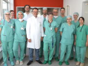 Ein Teil des Teams der Klinik für Anästhesie, Operative Intensiv- und Palliativmedizin im Klinikum Solingen um Chefarzt Prof. Dr. Thomas Standl (mi.). (Foto: © Bastian Glumm)