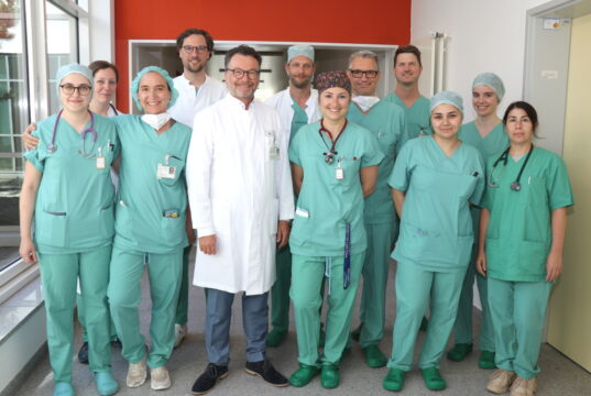 Ein Teil des Teams der Klinik für Anästhesie, Operative Intensiv- und Palliativmedizin im Klinikum Solingen um Chefarzt Prof. Dr. Thomas Standl (mi.). (Foto: © Bastian Glumm)