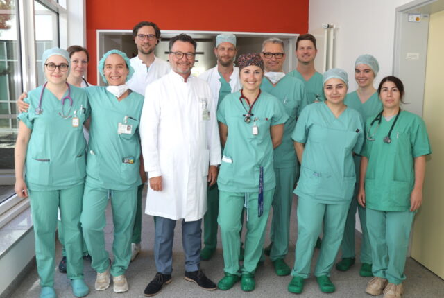 Ein Teil des Teams der Klinik für Anästhesie, Operative Intensiv- und Palliativmedizin im Klinikum Solingen um Chefarzt Prof. Dr. Thomas Standl (mi.). (Foto: © Bastian Glumm)