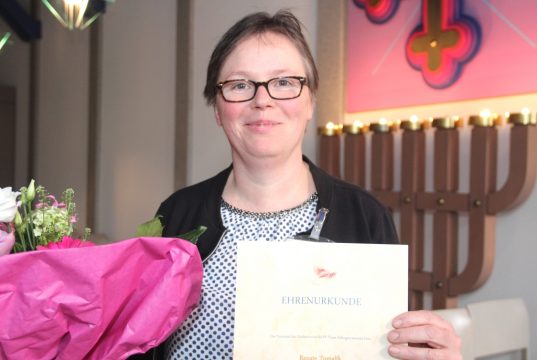 Seelsorgerin Renate Tomalik in der Kapelle des Klinikums. Die evangelische Pfarrerin wurde jetzt vom SAPV-Team-Förderverein zum Ehrenmitglied ernannt. (Foto: © B. Glumm)