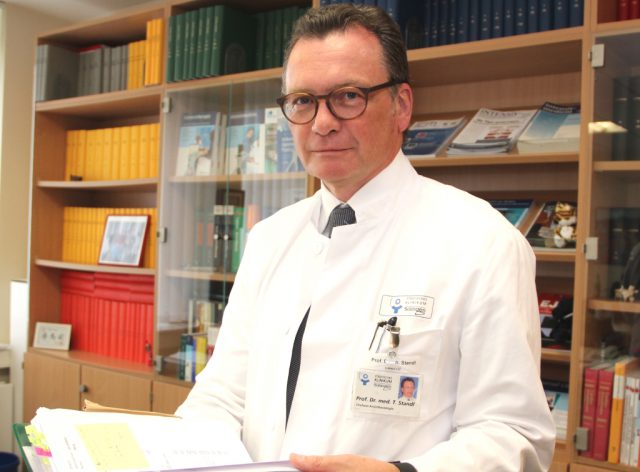 Professor Dr. Thomas Standl ist Chefarzt der Klinik für Anästhesie, Operative Intensiv- und Palliativmedizin am Klinikum und seit Januar 2018 medizinischer Geschäftsführer des Hauses. (Foto: © Bastian Glumm)
