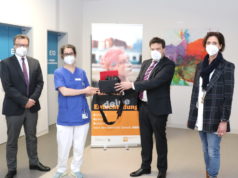 Das Klinikum Solingen bietet eine "anonyme Spurensicherung" für Opfer sexueller Gewalt an. V.li.: Prof. Dr. Thomas Standl, Medizinischer Geschäftsführer des Klinkums, ZNA-Oberärztin Marica Schemberger, Kai Sturmfels vom Förderverein des Klinikums und Gleichstellungsbeauftrage Dorothea Grabe. (Foto: © Bastian Glumm)