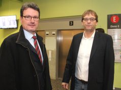 Hans-Jörg Schwarz (li.), Verwaltungsdirektor des Solinger Klinikums, und Franz-Josef Eschkötter, Leiter der technischen Abteilung, vor den Aufzügen in Haus E. (Foto: © Bastian Glumm)