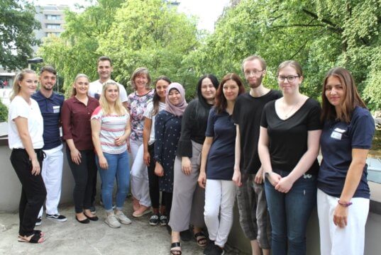 Die Azubis des Klinikums im August 2018: v.li. D. Drozdova (Personalabteilung), G. Farruggia, A. Jonaskovic, E. Isgören, D. Sentürk, A. Seidel (Personalabteilung), M. A. Errante, L. Bayodi, J. Ferres, D. Kunze, L. Häring, L. Lord und S. Kratz. (Foto: © Karin Morawietz/Klinikum)
