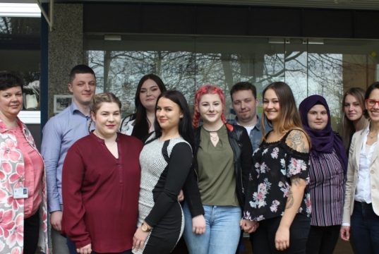 Mit bestandener Prüfung haben am Dienstag elf Absolventinnen und Absolventen ihre einjährige Ausbildung zur Gesundheits- und Krankenpflege-Assistenz am Bildungszentrum des Klinikums beenden können. Barbara Matthies (im Bild links), Geschäftsführerin des Klinikums, gratulierte. (Foto: © Klinikum Solingen)