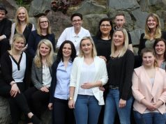 Der Einsatz hat sich gelohnt: Auszubildende der Gesundheits- und Krankenpflege am Klinikum Solingen feiern ihren Abschluss (Foto: © Klinikum Solingen / Karin Morawietz)