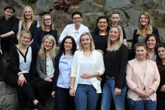 Der Einsatz hat sich gelohnt: Auszubildende der Gesundheits- und Krankenpflege am Klinikum Solingen feiern ihren Abschluss (Foto: © Klinikum Solingen / Karin Morawietz)