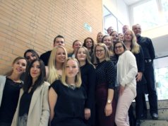 18 Operationstechnische Assistentinnen und Assistenten (OTA) haben im Klinikum jetzt ihre vorläufigen Abschlussurkunden erhalten. (Foto: © Karin Morawietz/Klinikum Solingen)