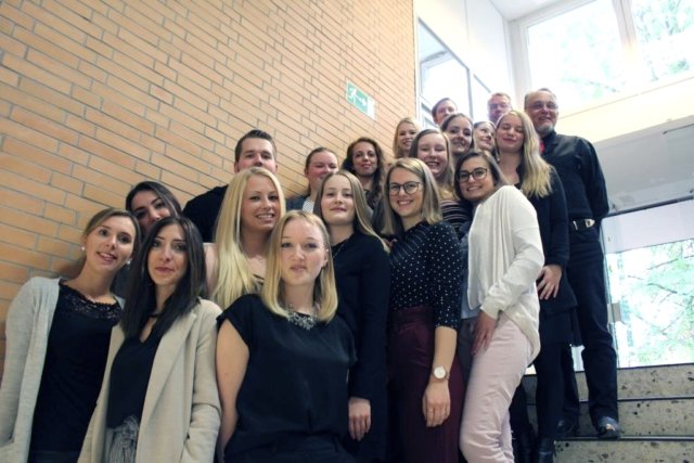 18 Operationstechnische Assistentinnen und Assistenten (OTA) haben im Klinikum jetzt ihre vorläufigen Abschlussurkunden erhalten. (Foto: © Karin Morawietz/Klinikum Solingen)