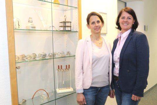 Miriam Lohe (li.), Leiterin des Bildungszentrums im Klinikum Solingen, und die stellvetretende Pflegedirektorin Heike Zinn zeigen Chancen und Perspektiven auf, die sich jungen Menschen mit der Ausbildung in einem Gesundheitsberuf eröffnen. (Foto: © Bastian Glumm)
