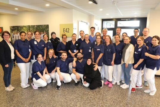 Die Auszubildenden des Oberkurses der Pflegefachausbildung übernahmen vier Wochen lang eigenverantwortlich die Leitung der Station des Alterstraumazentrums im Städtischen Klinikum Solingen und sammelten dabei wertvolle Praxiserfahrung für ihr bevorstehendes Examen. (Foto: © Bastian Glumm)