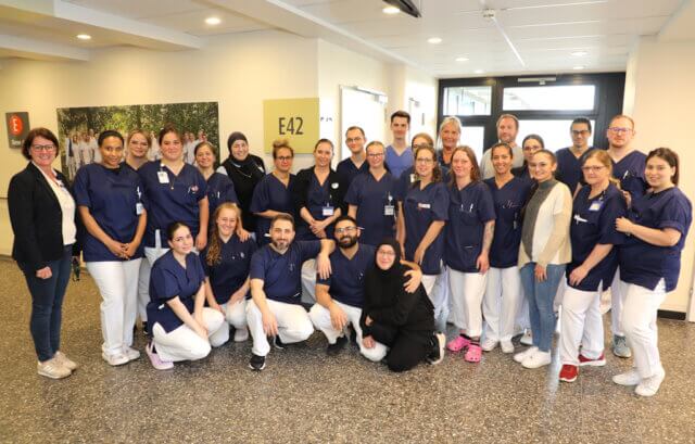 Die Auszubildenden des Oberkurses der Pflegefachausbildung übernahmen vier Wochen lang eigenverantwortlich die Leitung der Station des Alterstraumazentrums im Städtischen Klinikum Solingen und sammelten dabei wertvolle Praxiserfahrung für ihr bevorstehendes Examen. (Foto: © Bastian Glumm)