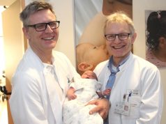 Haben gut lachen: Dr. Sebastian Hentsch (li.), Chefarzt der Klinik für Frauenheilkunde und Geburtshilfe und Dr. Volker Soditt, Chefarzt der Klinik für Kinder und Jugendliche im Klinikum. Der kleinen Schlafmütze im Baby-Schlafsack war der Presserummel am Freitagnachmittag sichtlich egal. (Foto: B. Glumm)