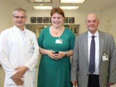 Haben dank des vor einem Jahr eingeführten Belegungsmanagements die Patientenströme im Klinikum im Griff: v.li. Prof. Dr. Sascha Flohé, Stellvertretender Ärztlicher Direktor und Chefarzt der Klinik für Unfallchirurgie, Orthopädie und Handchirurgie, Johanna Nowara, Leiterin Stabsabteilung Casemanagement, und Pflegedirektor Dieter Ohmstedt. (Foto: © Bastian Glumm)