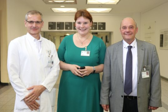 Haben dank des vor einem Jahr eingeführten Belegungsmanagements die Patientenströme im Klinikum im Griff: v.li. Prof. Dr. Sascha Flohé, Stellvertretender Ärztlicher Direktor und Chefarzt der Klinik für Unfallchirurgie, Orthopädie und Handchirurgie, Johanna Nowara, Leiterin Stabsabteilung Casemanagement, und Pflegedirektor Dieter Ohmstedt. (Foto: © Bastian Glumm)