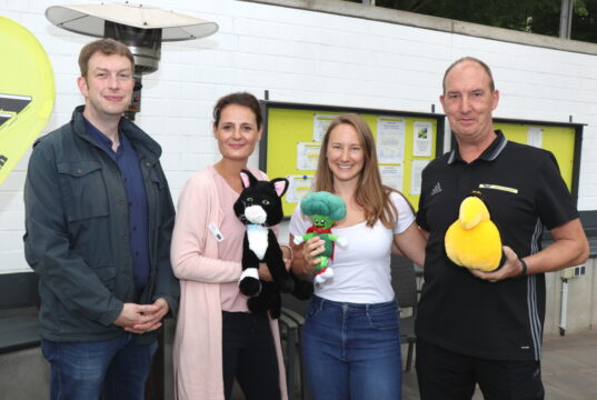Wollen übergewichtigen Kindern ein unbeschwertes Bewegungsangebot machen: v.li. Dr. Sven Propson (Chefarzt Kinderklinik Klinikum), Sandra Kratz (Psychologin SPZ Klinikum), Ronja Gleim (BKK) und Andreas Lukosch (WMTV). (Foto: © Bastian Glumm)