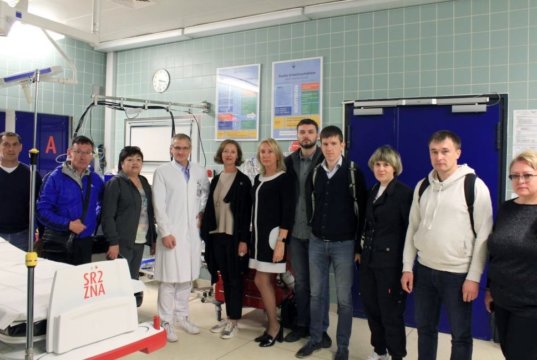 Gäste aus Russland, Weißrussland und Kasachstan im Schockraum des Städtischen Klinikums (Foto: © Karin Morawietz)