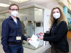 Bettina Schumacher und Holger Schleichert vom Klinikum Solingen demonstrierten jetzt das neue Online-"Besuchssystem". (Foto: © Bastian Glumm)