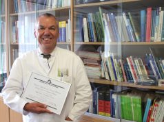Chefarzt der Klinik für Nephrologie und Allgemeine Innere Medizin am Klinikum Solingen, Prof. Dr. Peter J. Heering freut sich über die Auszeichnung für seinen Fachbereich. (Foto: © K. Morawietz / Klinikum Solingen)