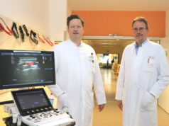 Informieren am Donnerstag im Rahmen einer Telefonaktion zum Themenkomplex Bluthochdruck und Schlaganfall: Dr. Ulrich Bock (li.), Facharzt für Neurologie, und PD Dr. Michael Schmitz, Nieren- und Hochdruckspezialist und Departmentleiter Nephrologie am Klinikum Solingen. (Foto: © Bastian Glumm)