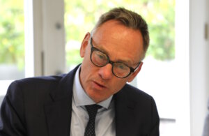 Prof. Dr. Boris Pfaffenbach, Ärztlicher Direktor des Städtischen Klinikums Solingen, verweist auf steigende Anforderungen in Medizin und Klinikalltag sowie die Herausforderungen für Versorgung und Ausbildung. (Foto: © Bastian Glumm)