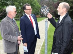 Wagten einen Spaziergang auf dem neuen "grünen" Verbindungsweg vom Klinikum zum Botanischen Garten: v.li. Landschaftsarchitekt Artur Pach, Klinikum-Geschäftsführer Prof. Dr. Thomas Standl und Stadtdirektor Hartmut Hoferichter. (Foto: © Bastian Glumm)