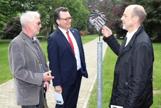 Wagten einen Spaziergang auf dem neuen "grünen" Verbindungsweg vom Klinikum zum Botanischen Garten: v.li. Landschaftsarchitekt Artur Pach, Klinikum-Geschäftsführer Prof. Dr. Thomas Standl und Stadtdirektor Hartmut Hoferichter. (Foto: © Bastian Glumm)